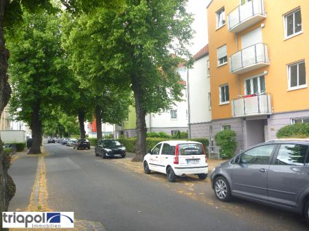 Gemütliche 1-Zi-Wohnung mit Westbalkon, Laminatboden und Blick ins Grüne.