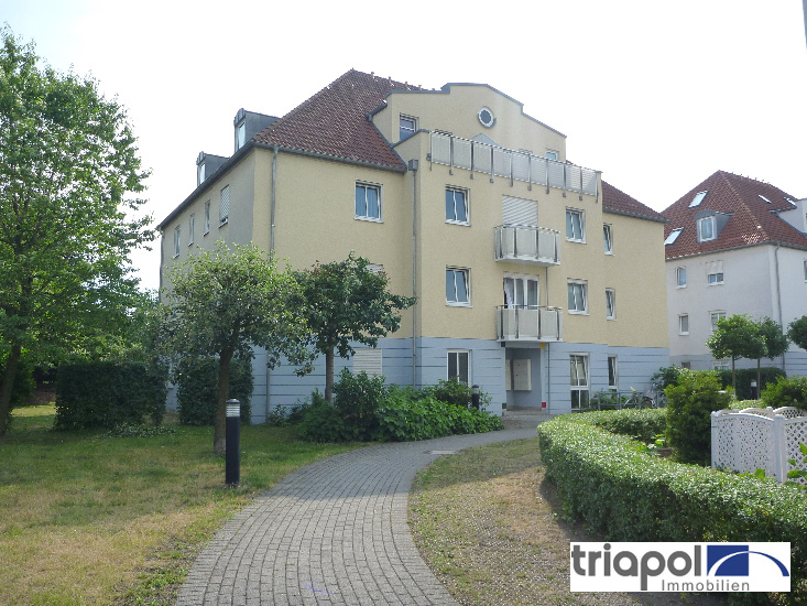 Schöne und geräumige 2-Zi-Whg. mit Balkon und Tiefgarage in ruhiger und grüner Lage.