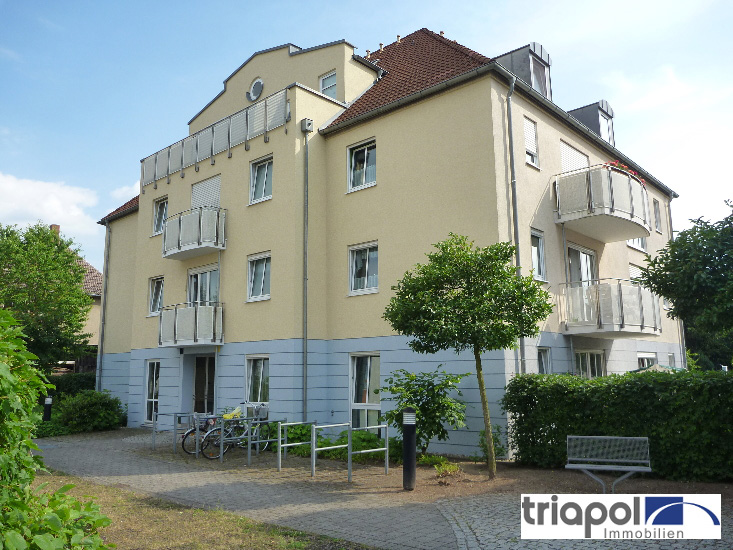 Schöne und geräumige 2-Zi-Whg. mit Balkon und Tiefgarage in ruhiger und grüner Lage.