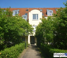 Schöne 1-Zi-Wohnung im Dachgeschoss mit Balkon und Einbauküche.