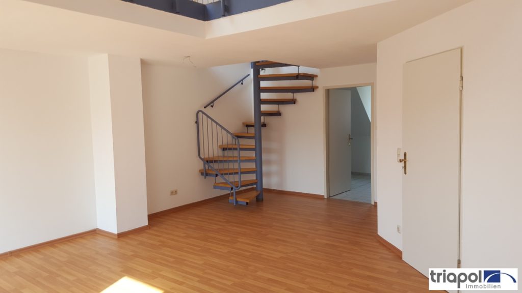 Schöne Maisonette-Wohnung mit Lamintboden, Galerie und Balkon in grüner Lage.