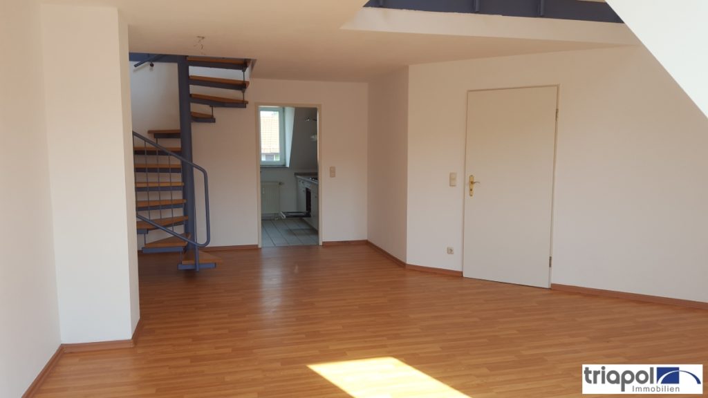 Schöne Maisonette-Wohnung mit Lamintboden, Galerie und Balkon in grüner Lage.