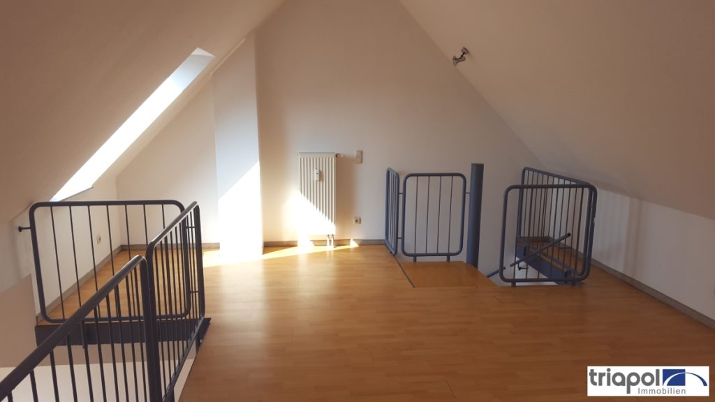 Schöne Maisonette-Wohnung mit Lamintboden, Galerie und Balkon in grüner Lage.