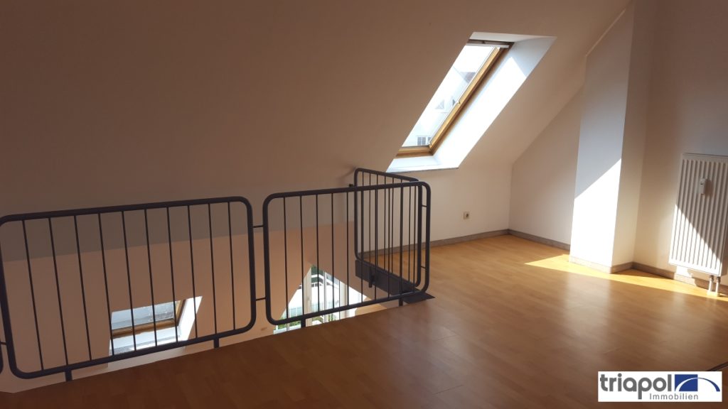 Schöne Maisonette-Wohnung mit Lamintboden, Galerie und Balkon in grüner Lage.