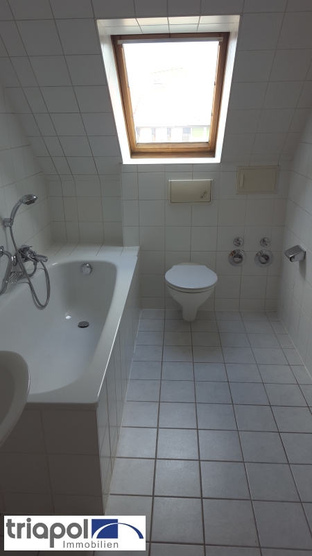 Schöne Maisonette-Wohnung mit Lamintboden, Galerie und Balkon in grüner Lage.