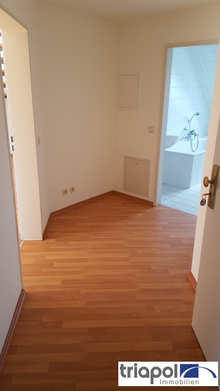 Schöne Maisonette-Wohnung mit Lamintboden, Galerie und Balkon in grüner Lage.