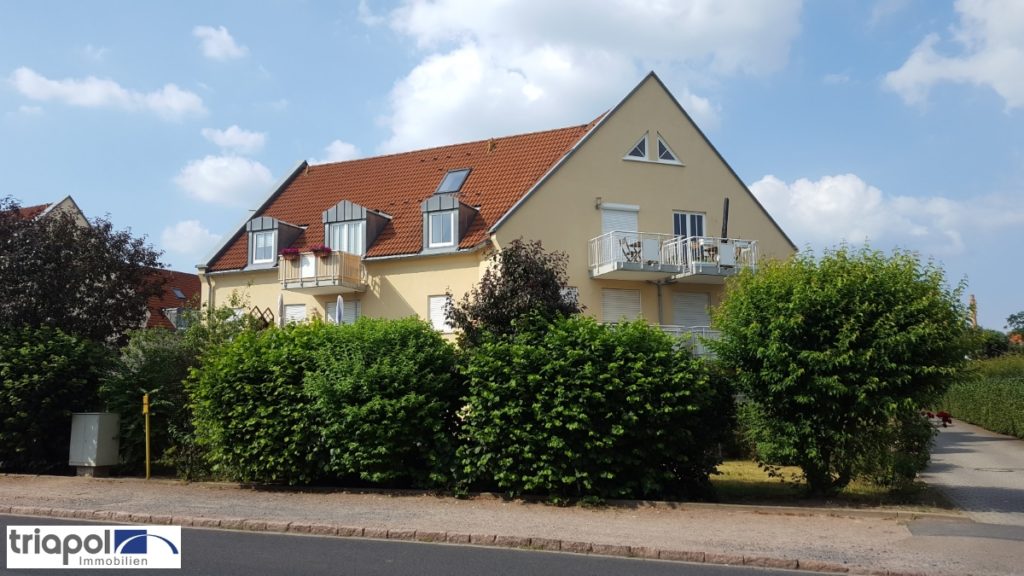 Ruhig gelegene Maisonette-Wohnung mit Balkon, Laminat und EBK im Dachgeschoss.
