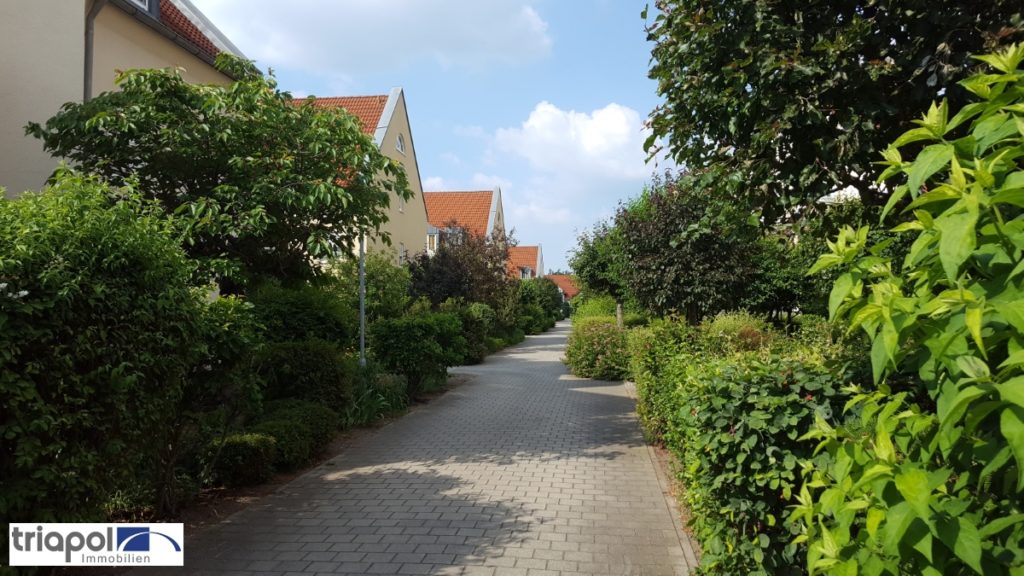 Ruhig gelegene Maisonette-Wohnung mit Balkon, Laminat und EBK im Dachgeschoss.