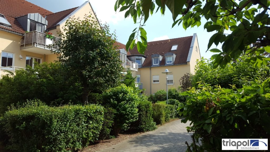 Ruhig gelegene Maisonette-Wohnung mit Balkon, Laminat und EBK im Dachgeschoss.