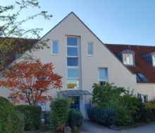 Ruhig gelegene 4-Zi-Wohnung mit Balkon und Laminatboden im Dachgeschoss.