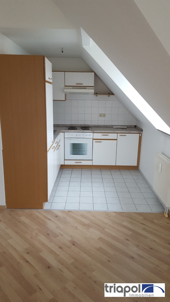 Ruhig gelegene Maisonette-Wohnung mit Balkon, Laminat und EBK im Dachgeschoss.