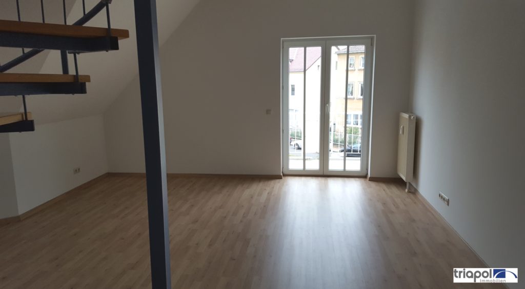 Ruhig gelegene Maisonette-Wohnung mit Balkon, Laminat und EBK im Dachgeschoss.