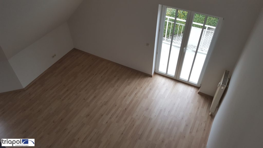 Ruhig gelegene Maisonette-Wohnung mit Balkon, Laminat und EBK im Dachgeschoss.