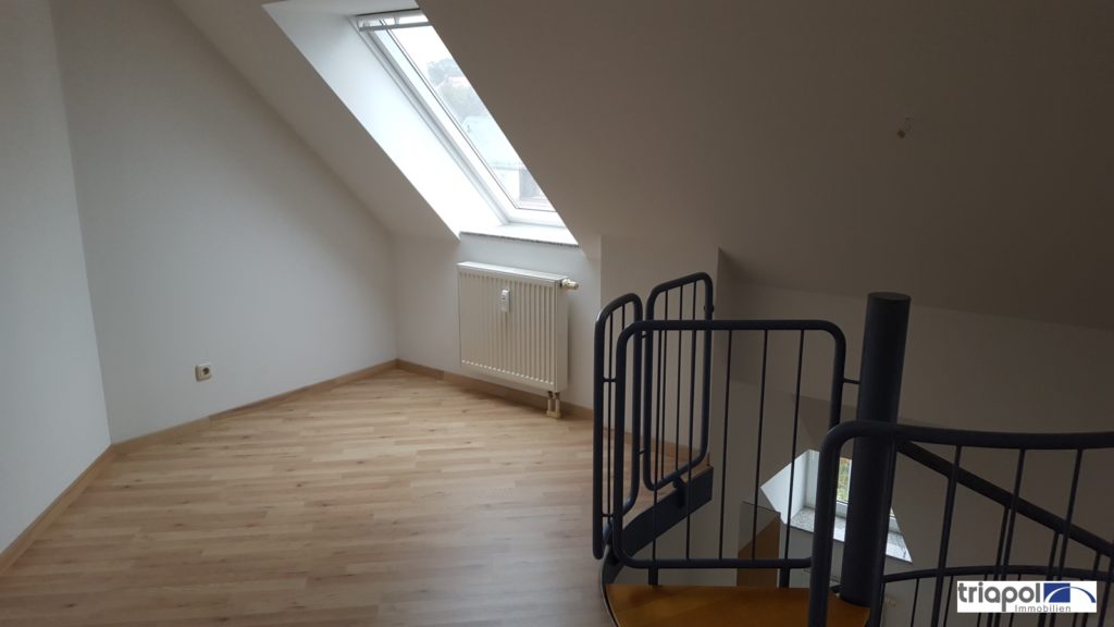 Ruhig gelegene Maisonette-Wohnung mit Balkon, Laminat und EBK im Dachgeschoss.