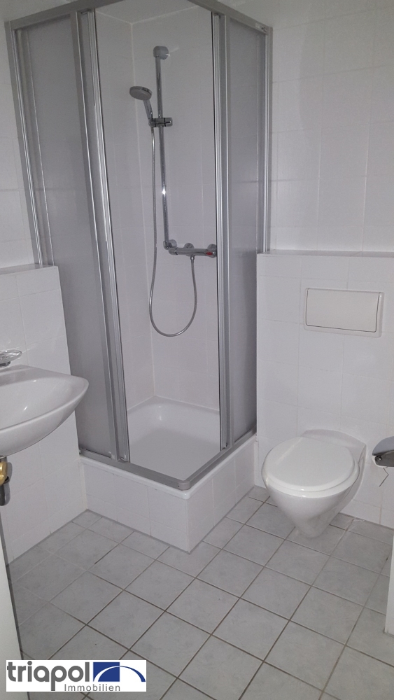Ruhig gelegene Maisonette-Wohnung mit Balkon, Laminat und EBK im Dachgeschoss.