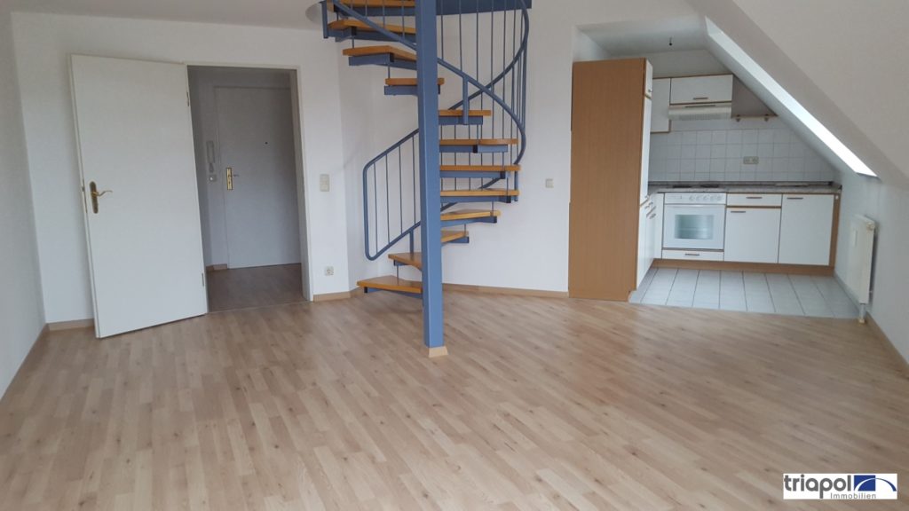 Ruhig gelegene Maisonette-Wohnung mit Balkon, Laminat und EBK im Dachgeschoss.