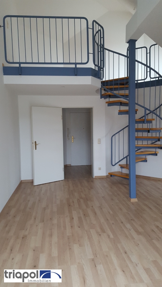 Ruhig gelegene Maisonette-Wohnung mit Balkon, Laminat und EBK im Dachgeschoss.