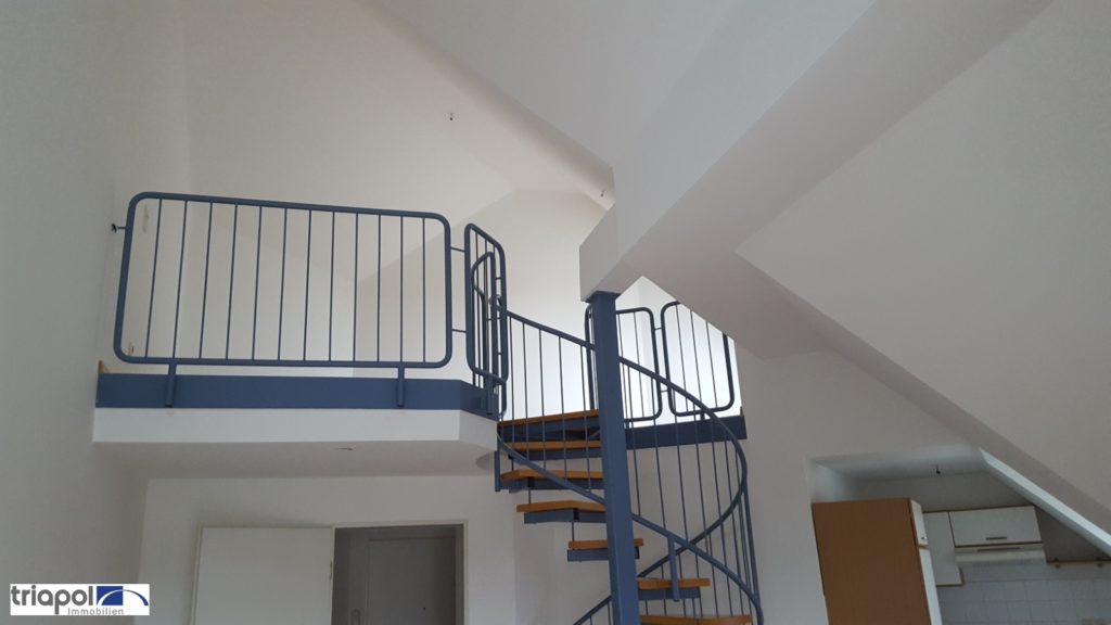 Ruhig gelegene Maisonette-Wohnung mit Balkon, Laminat und EBK im Dachgeschoss.