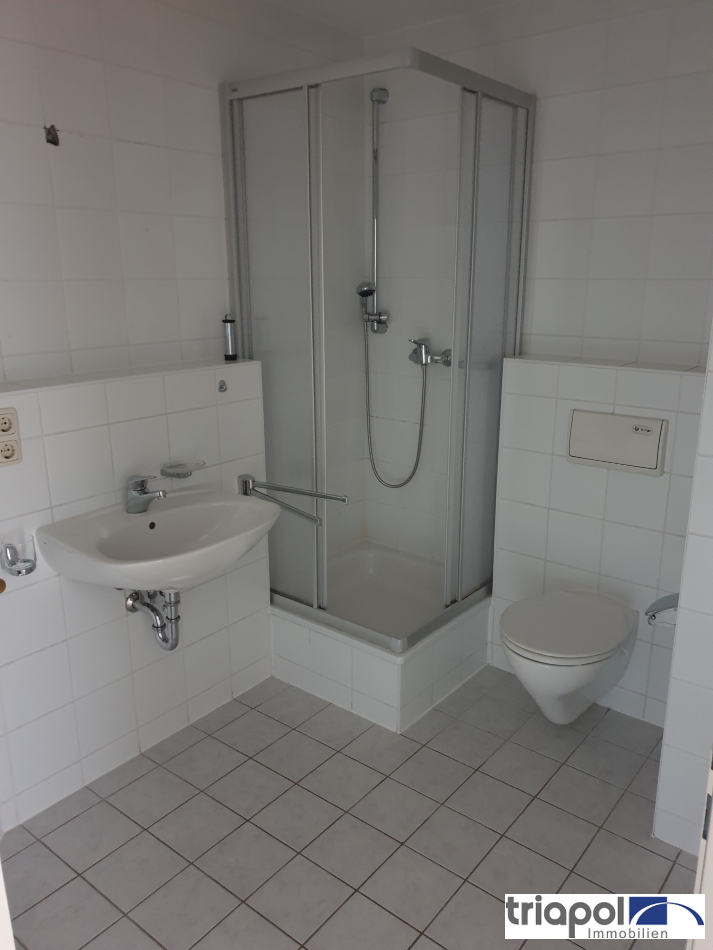 Kleine und gemütliche 2-Zi-Whng. mit Balkon, Laminatboden und TG-Stellplatz in ruhiger und grüner Lage.