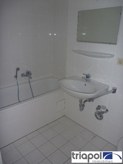Großzügige 1-Zi-Whg. mit Laminatboden und Einbauküche in ruhiger Stadtrandlage.