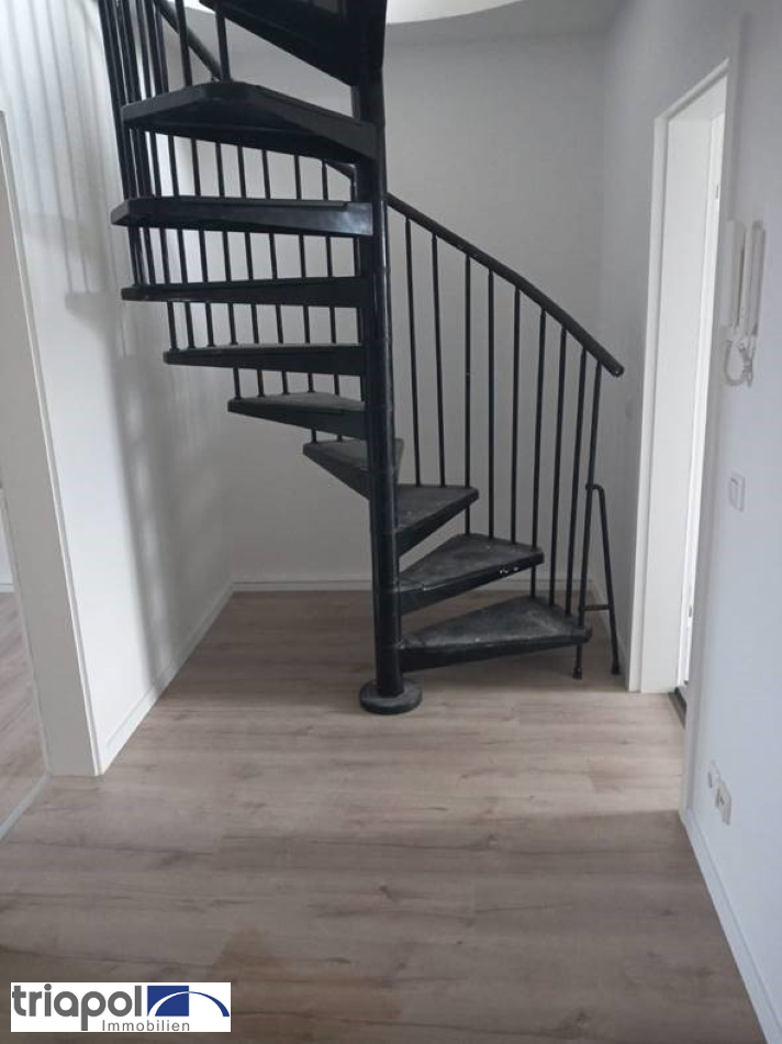 Hübsche 3-Zi-Maisonettewohnung mit Laminatboden und Tageslichtbad in Radeberg.