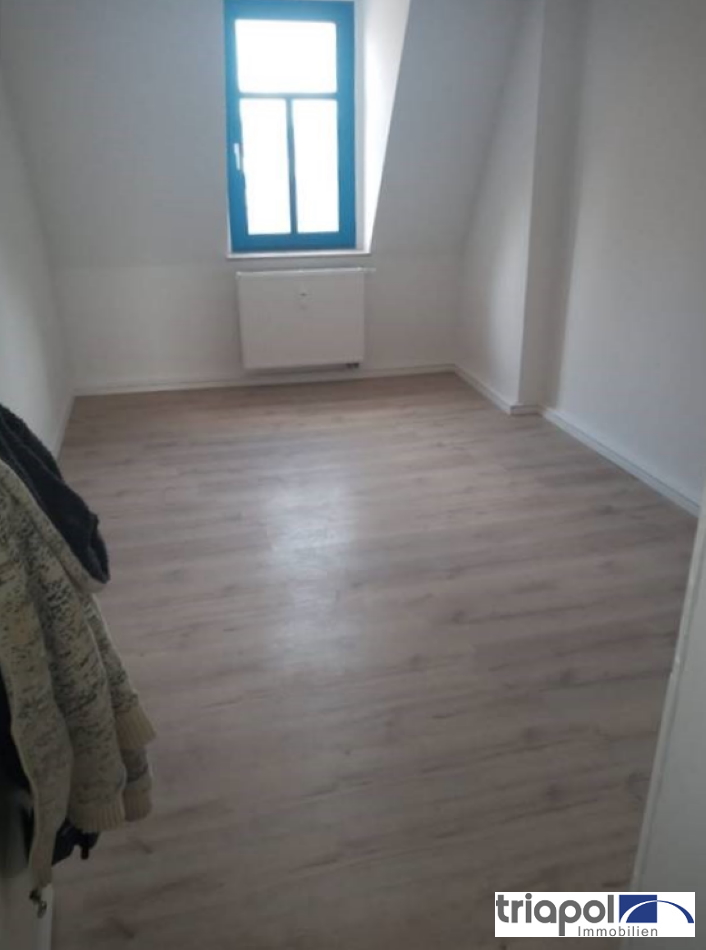 Hübsche 3-Zi-Maisonettewohnung mit Laminatboden und Tageslichtbad in Radeberg.