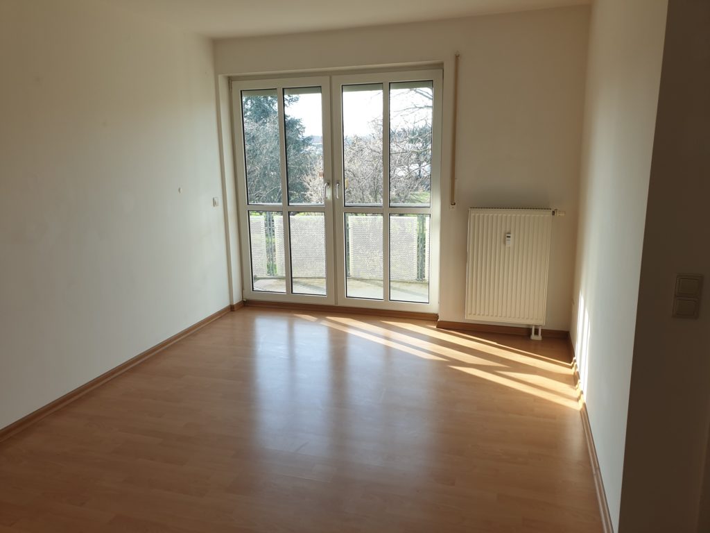Ruhig gelegene 1-Zi-Wohnung mit West-Balkon und Blick ins Grüne in Coswig.