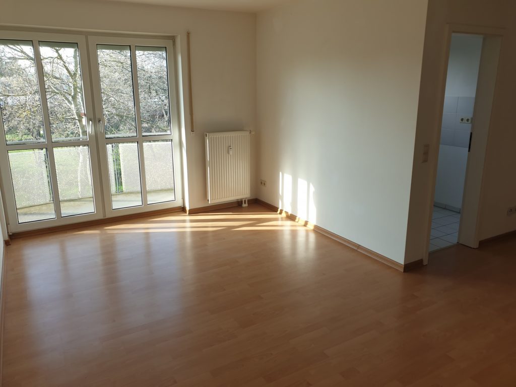 Ruhig gelegene 1-Zi-Wohnung mit West-Balkon und Blick ins Grüne in Coswig.