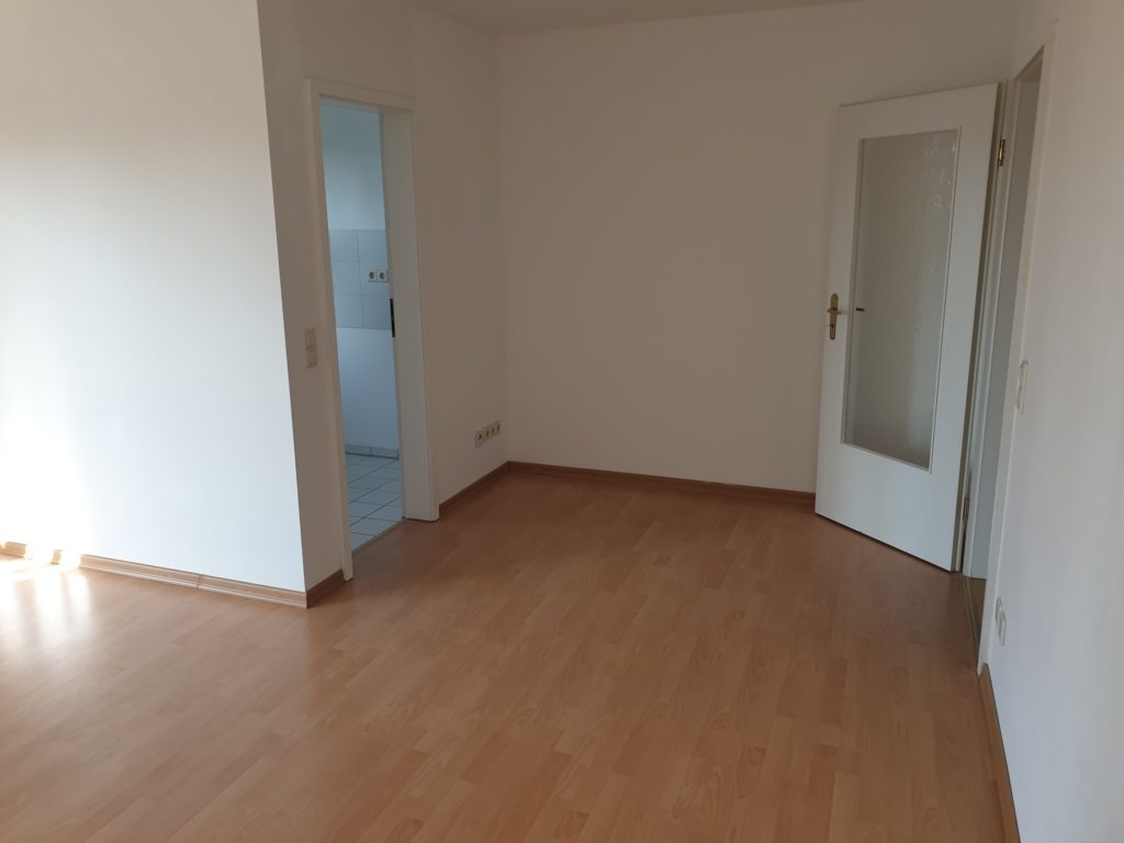 Ruhig gelegene 1-Zi-Wohnung mit West-Balkon und Blick ins Grüne in Coswig.