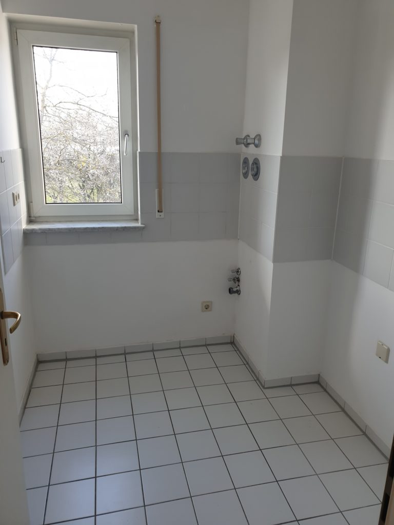 Ruhig gelegene 1-Zi-Wohnung mit West-Balkon und Blick ins Grüne in Coswig.
