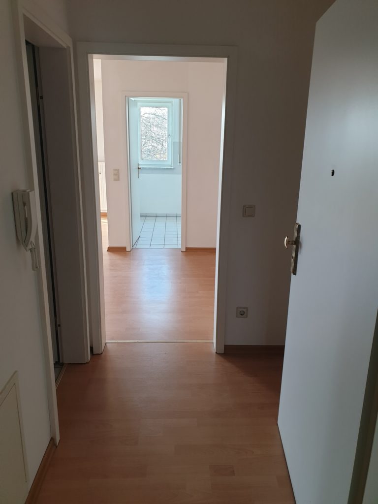 Ruhig gelegene 1-Zi-Wohnung mit West-Balkon und Blick ins Grüne in Coswig.