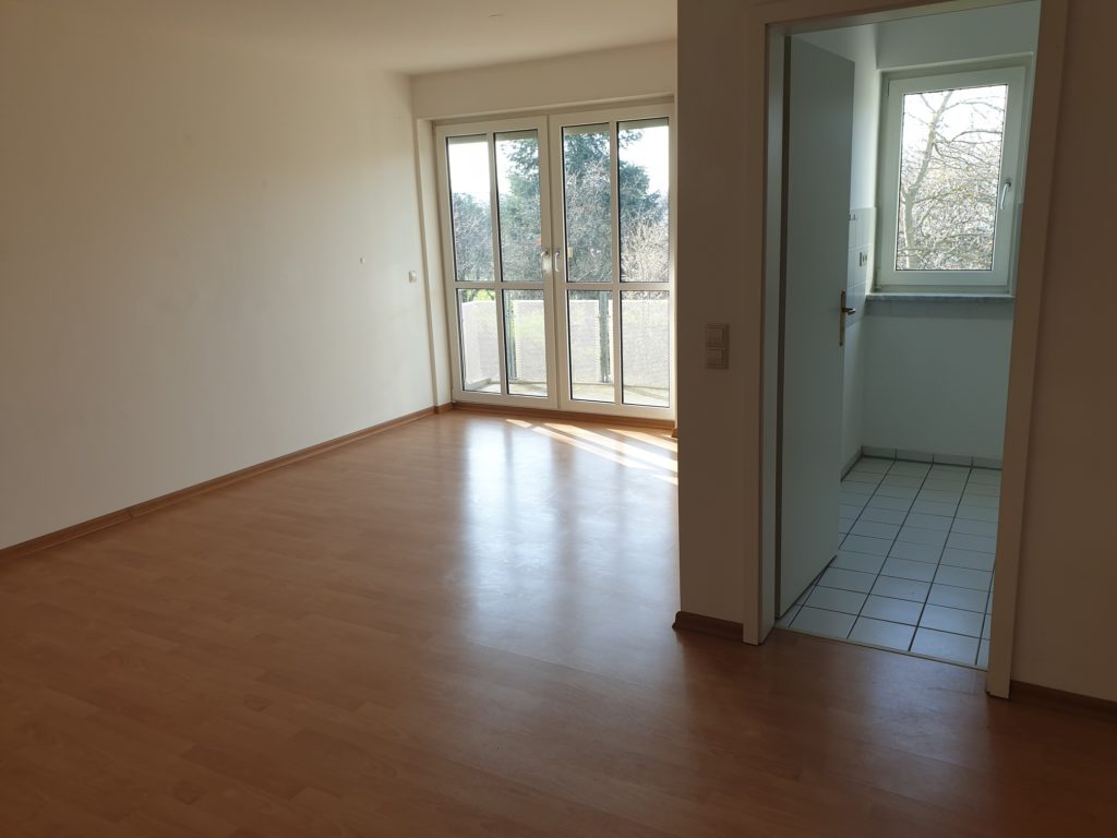 Ruhig gelegene 1-Zi-Wohnung mit West-Balkon und Blick ins Grüne in Coswig.