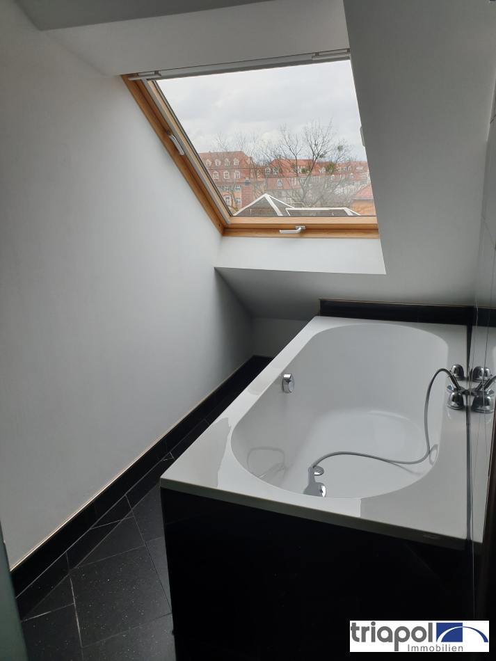 Individuelle Maisonette-Wohnung mit hochwertiger Einbauküche, Kamin, Bad und WC in Strehlen.