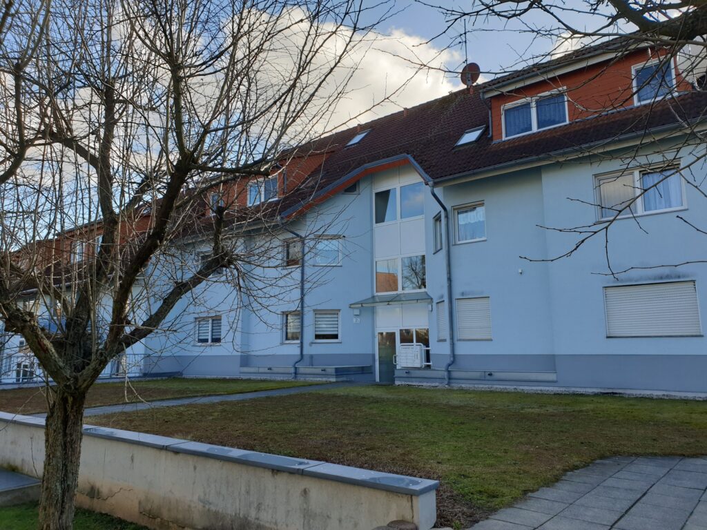 Ruhig gelegene 3,5-Zi-Maisonettewohnung mit Balkon, Tiefgarage und Außenstellplatz unweit von Dresden.