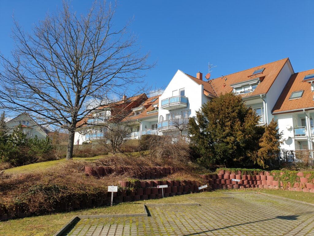Ruhig gelegene 3,5-Zi-Maisonettewohnung mit Balkon, Tiefgarage und Außenstellplatz unweit von Dresden.