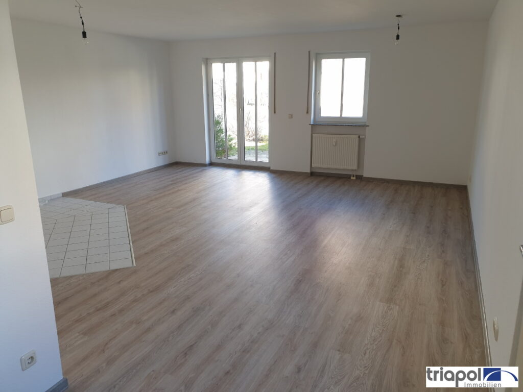 Ruhig und grün gelegene Terrassenwohnung mit Gartenanteil, Laminatboden und Stellplatz in Coswig.