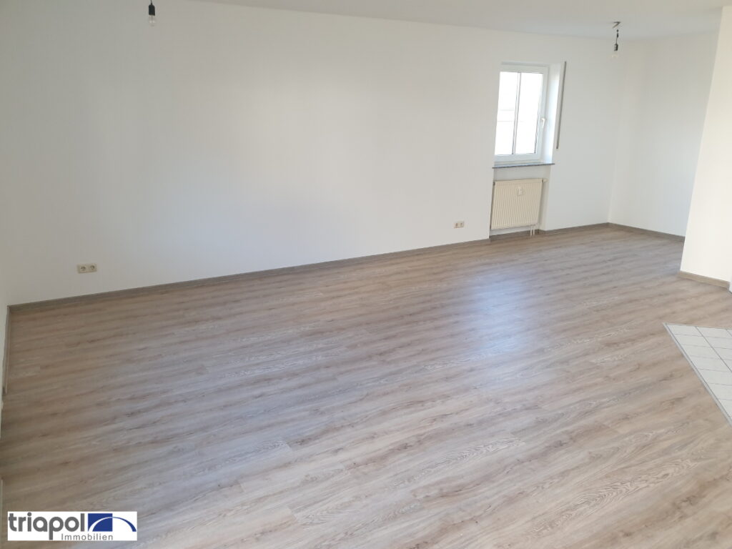 Ruhig und grün gelegene Terrassenwohnung mit Gartenanteil, Laminatboden und Stellplatz in Coswig.