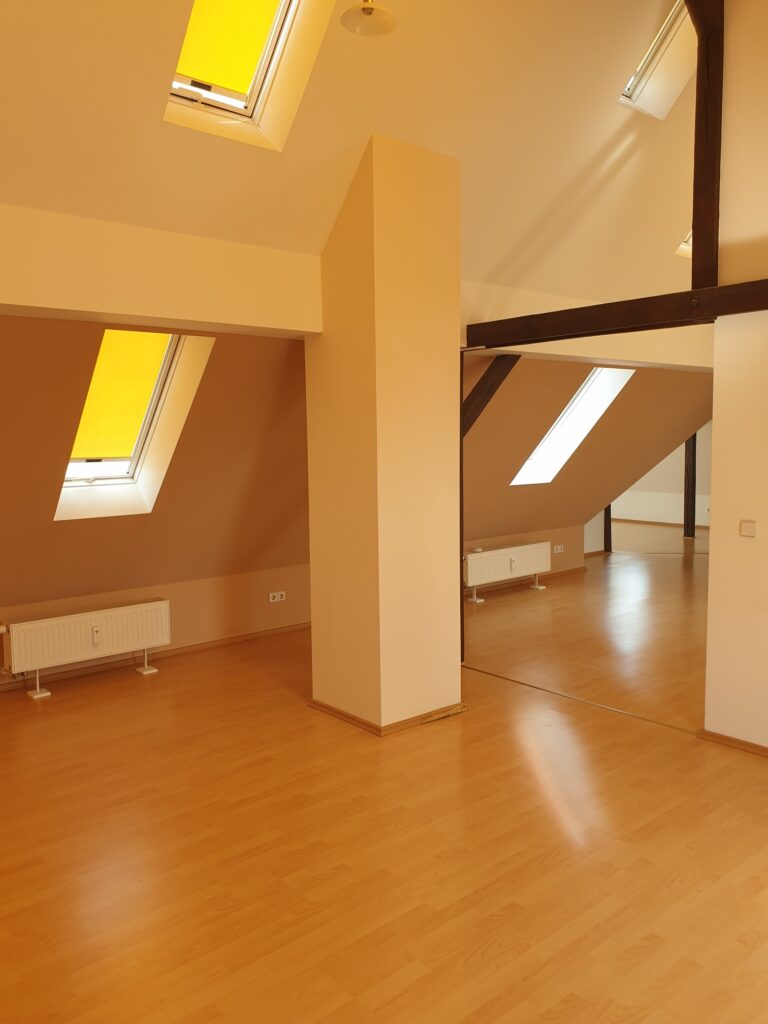 Individuelle und großzügige Dachgeschosswohnung mit offen gestaltetem Wohnbereich.