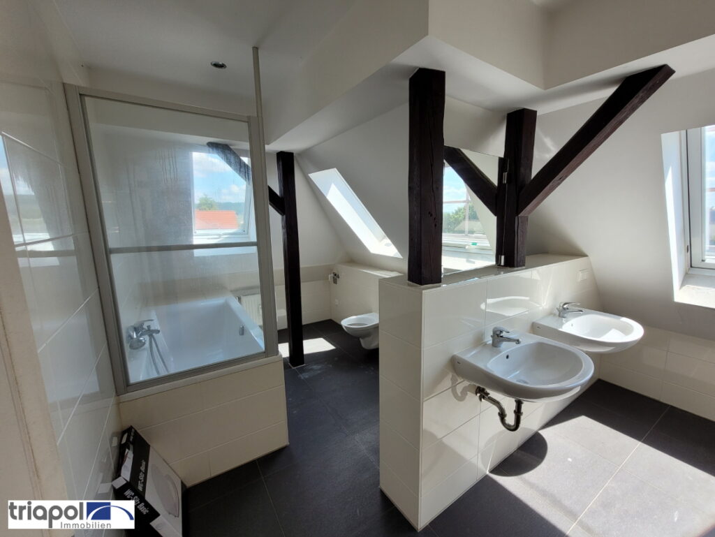 Helle und Individuelle Dachgeschosswohnung mit neuem hochwertigem Laminatboden und modernem Bad.