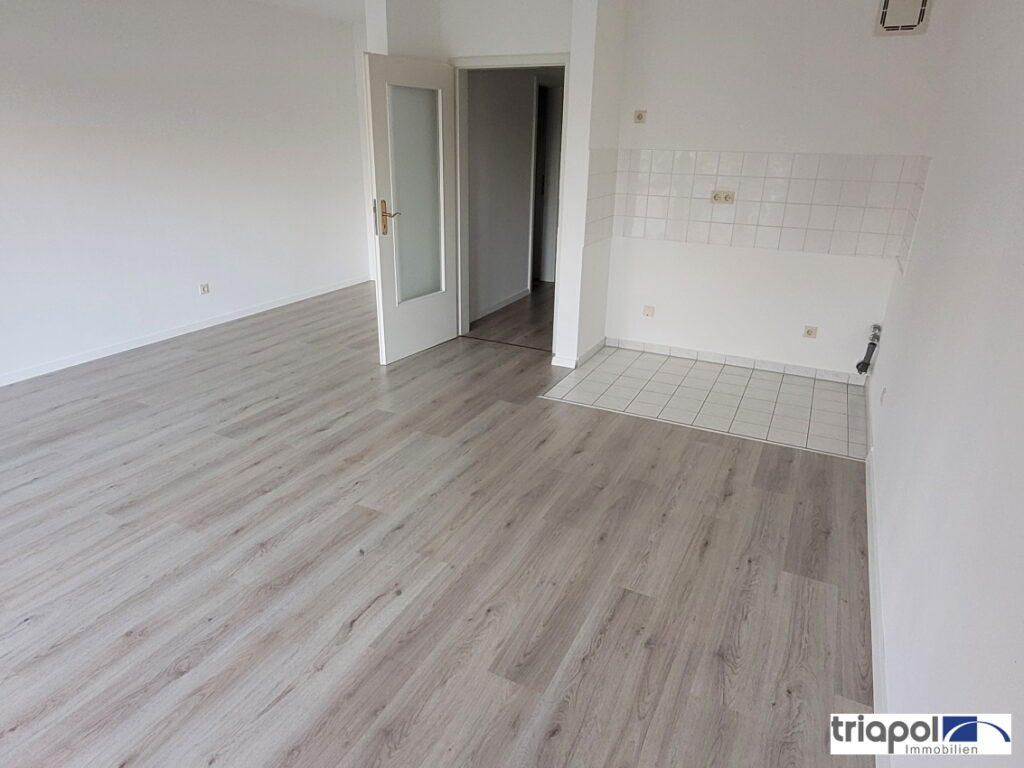Schöne und gepflegte 1-Zi-Whg. mit Balkon und neuem Laminatboden in grüner und ruhiger Stadtrandlage.