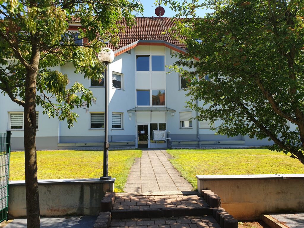 Schöne 3,5-Zi-Maisonettewohnung mit Dachterrasse, Tiefgarage und Außenstellplatz unweit von Dresden.