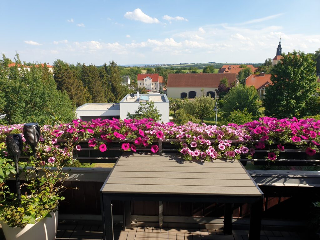 Schöne 3,5-Zi-Maisonettewohnung mit Dachterrasse, Tiefgarage und Außenstellplatz unweit von Dresden.