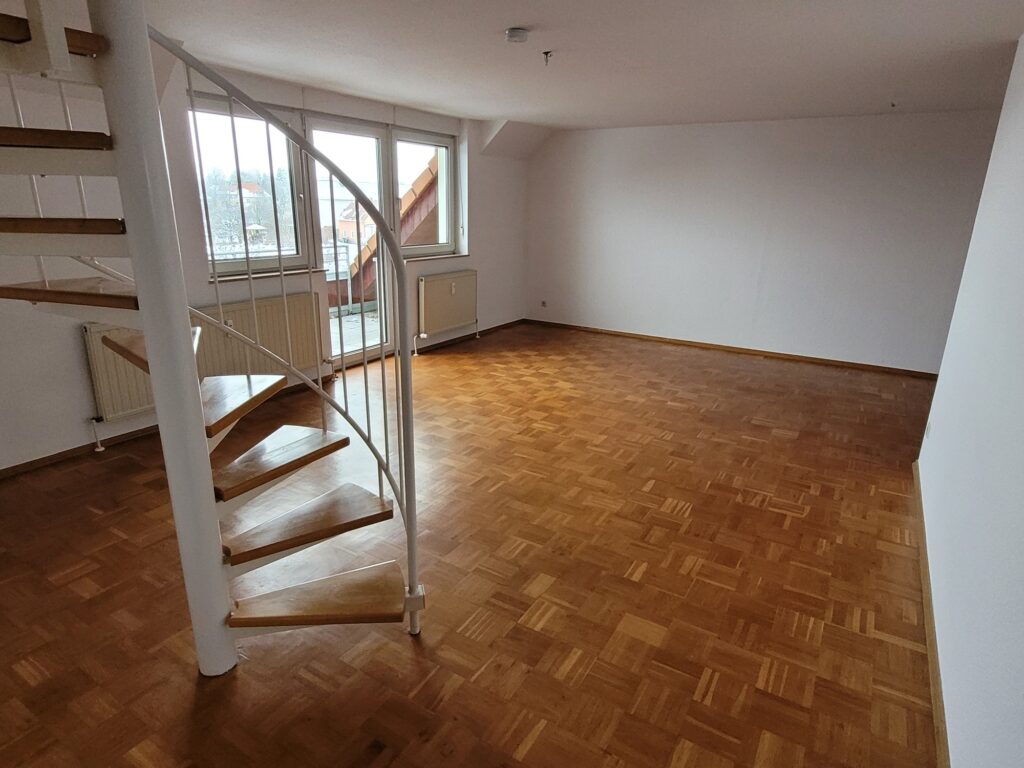 Schöne 3,5-Zi-Maisonettewohnung mit Dachterrasse, Tiefgarage und Außenstellplatz unweit von Dresden.