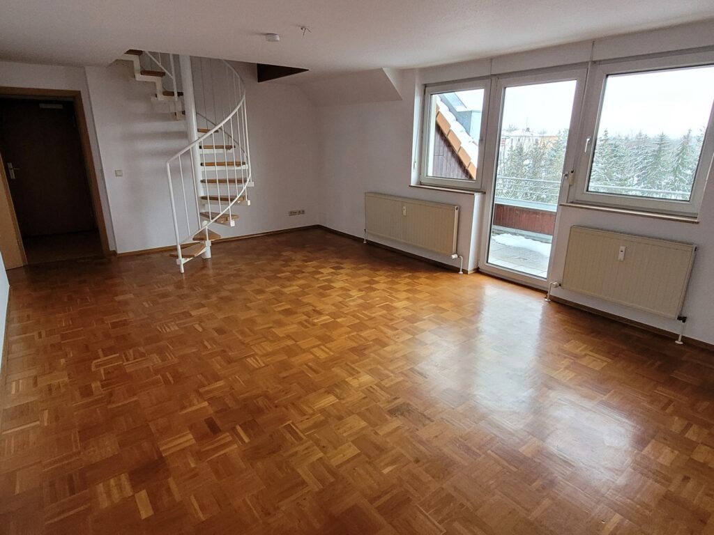 Schöne 3,5-Zi-Maisonettewohnung mit Dachterrasse, Tiefgarage und Außenstellplatz unweit von Dresden.