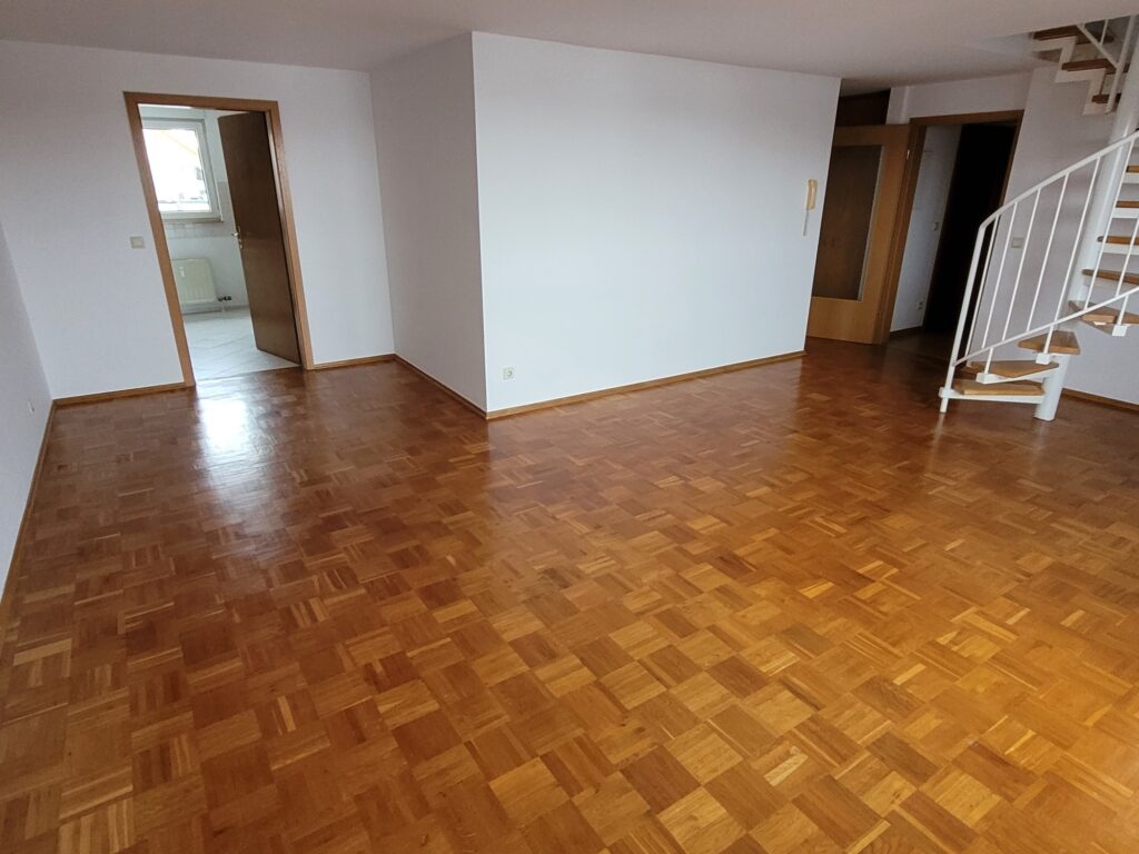 Schöne 3,5-Zi-Maisonettewohnung mit Dachterrasse, Tiefgarage und Außenstellplatz unweit von Dresden.