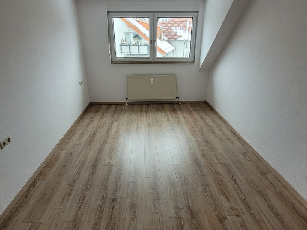 Schöne 3,5-Zi-Maisonettewohnung mit Dachterrasse, Tiefgarage und Außenstellplatz unweit von Dresden.