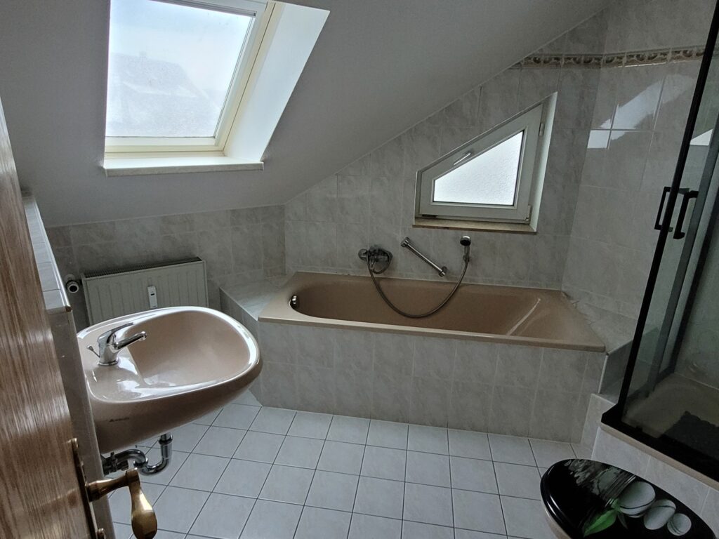 Schöne 3,5-Zi-Maisonettewohnung mit Dachterrasse, Tiefgarage und Außenstellplatz unweit von Dresden.