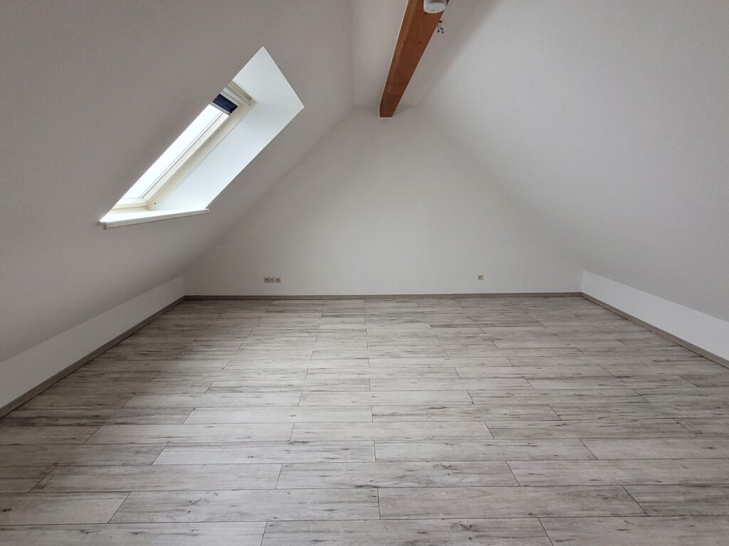 Schöne 3,5-Zi-Maisonettewohnung mit Dachterrasse, Tiefgarage und Außenstellplatz unweit von Dresden.