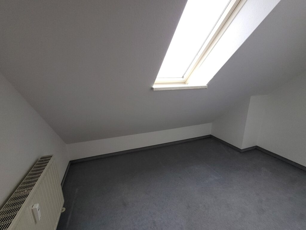 Schöne 3,5-Zi-Maisonettewohnung mit Dachterrasse, Tiefgarage und Außenstellplatz unweit von Dresden.