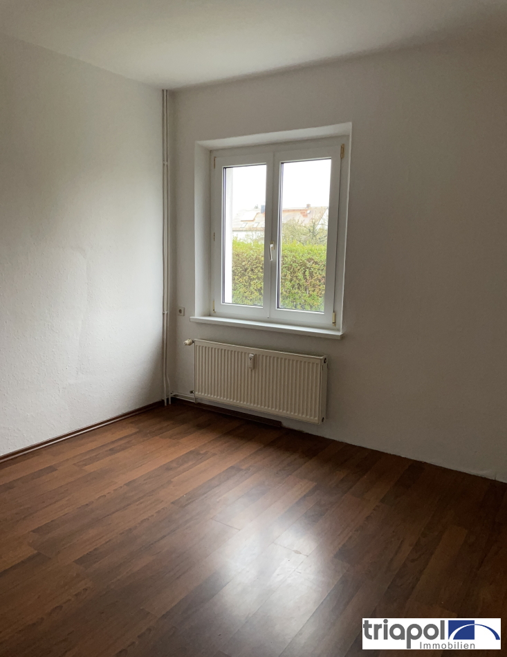 Kleine und gemütliche 2-Zi-Wohnung mit Laminatboden und Tageslichtbad am Stadtrand von Dresden.